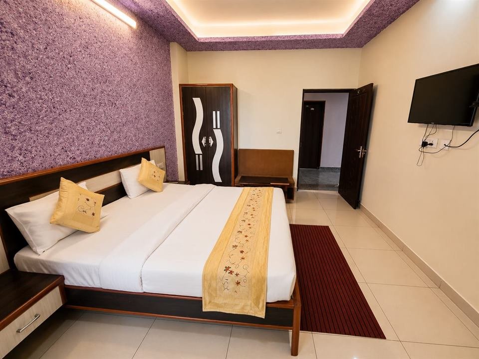 Deluxe Room with wardrobe and wall-mounted TV