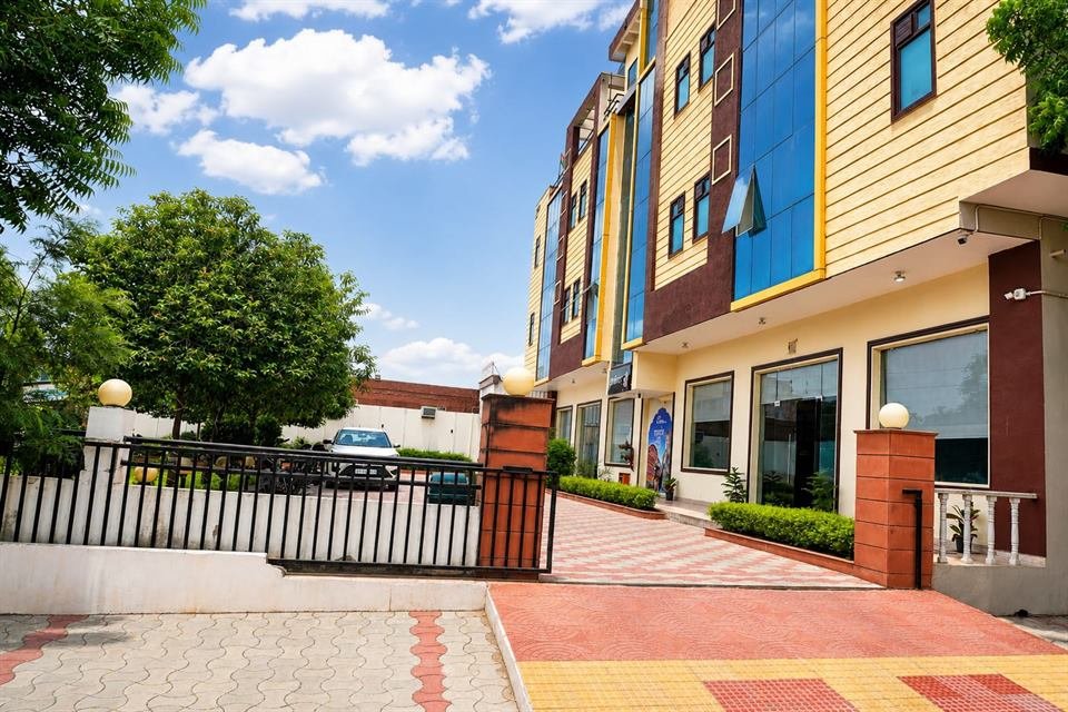 Entrance path leading to the Royal Celebration Inn lobby